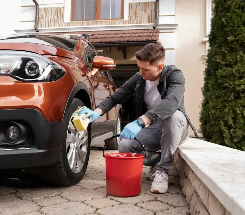Lavage auto à domicile Marquette-en-Ostrevant : professionnel intervenant sur un véhicule